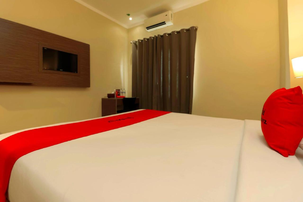Reddoorz Plus Near Pantai Losari Makassar Exterior photo